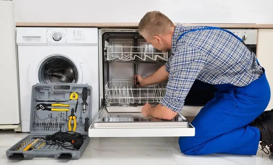 Kuşadası Smeg servisi teknisyen ekibi beyaz eşya tamiri yaparken
